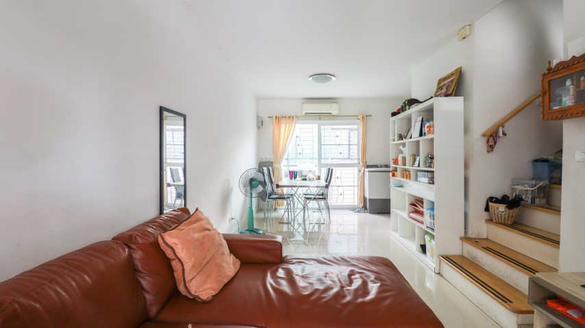 *****ทาวน์เฮ้าส์มือสองย่านนนทบุรี  ม.พลีโน่ ปิ่นเกล้า-วงแหวน คุณภาพระดับ AP เนื้อที่ 18 ตร.ว. ฟังก์ชัน 3 ห้องนอน 2 ห้องน้ำ 1 ที่จอดรถ สภาพดี พร้อมเข้าอยู่ บนทำเลเดินทางสะดวก เชื่อมต่อถนนหลานเส้นทาง ใกล้จุดทางด่วน "ศรีรัช"